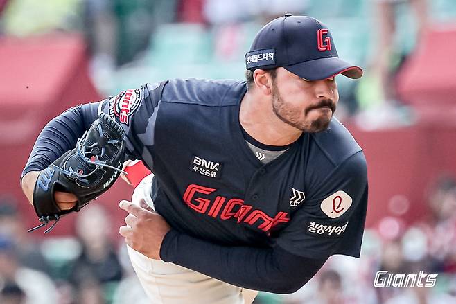 롯데 외국인투수 알렉 감보아가 14일 인천SSG랜더스필드에서 열린 SSG와 원정경기에 선발등판해 역투하고 있다. 사진제공｜롯데 자이언츠