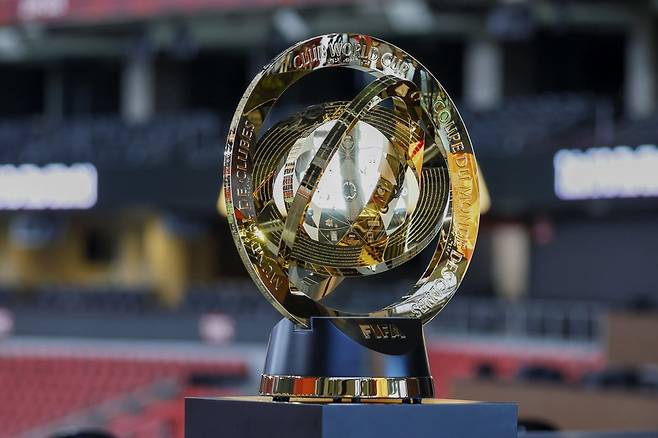 2025 FIFA 클럽월드컵은 전 세계인의 축제를 표방했다. 그러나 개최국인 미국은 최근 이민정책의 강화로 일부 팬들의 입국을 막았다. 내년 6월에 열릴 2026북중미월드컵을 향한 우려가 벌써부터 적지 않다. AP뉴시스