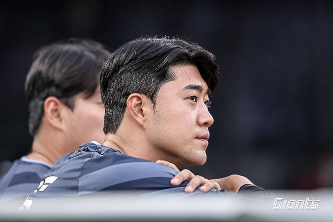 롯데의 최고 기대주 윤성빈이 불펜투수로 새롭게 출발한다. 보직을 바꾼 뒤 처음 나선 15일 인천 SSG전에선 0.1이닝 무실점 투구로 군더더기 없이 임무를 수행해내며 성공 경험을 쌓기 시작했다. 사진제공｜롯데 자이언츠