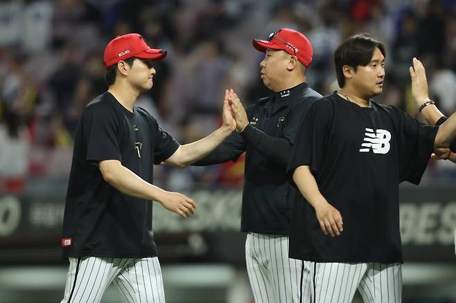 KIA 전상현(왼쪽 첫 번째)은 시즌 초반 침체를 이겨내고 불펜진에 큰 힘이 되고 있다. 11일 광주 삼성전에서는 구단 최초로 4시즌 연속 10홀드를 기록했다. 사진제공｜KIA 타이거즈