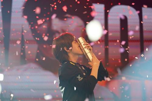 김도우가 11년 만에 GSL 우승 트로피에 입을 맞추고 있다.