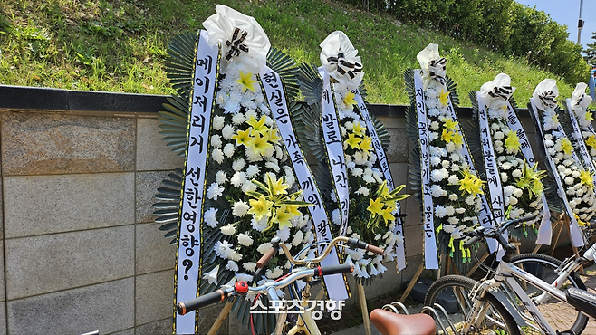 추신수 SSG 구단주 보좌역 겸 육성총괄이 공식 은퇴식을 치른 지난 14일 문학경기장 지하철역 앞에 팬들이 항의차 보낸 근조화환이 줄지어 서있다.
