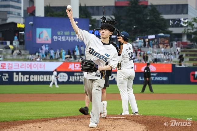 NC 김형준의 동생 김승준 씨가 시구에 나서고 있다. /사진=NC 다이노스 제공