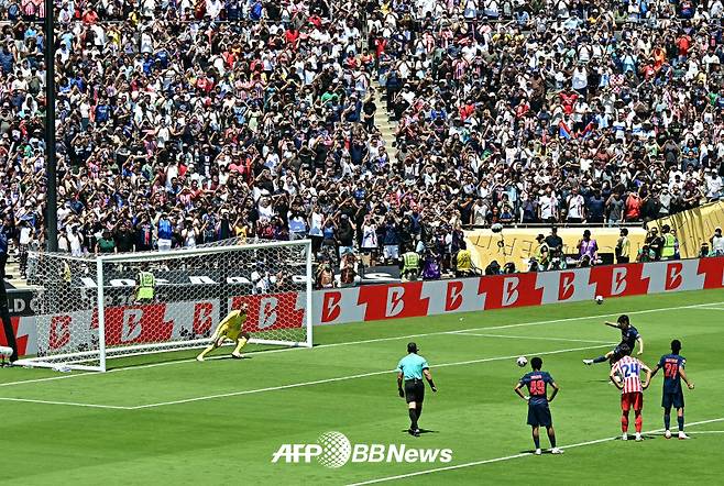 파리 생제르맹(PSG) 이강인이 16일(한국시간) 미국 캘리포니아주 패서디나의 로즈볼 스타디움에서 열린 2025 국제축구연맹(FIFA) 클럽월드컵 조별리그 B조 1차전 아틀레티코 마드리드(스페인)전에서 후반 추가시간 페널티킥을 차고 있다. /AFPBBNews=뉴스1