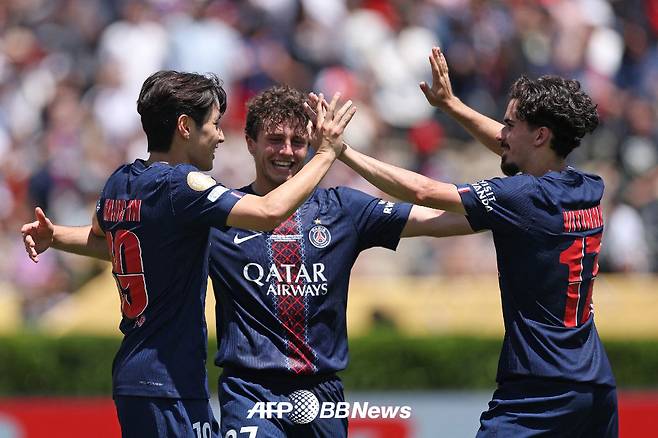 파리 생제르맹(PSG) 이강인(왼쪽)이 16일(한국시간) 미국 캘리포니아주 패서디나의 로즈볼 스타디움에서 열린 2025 국제축구연맹(FIFA) 클럽월드컵 조별리그 B조 1차전 아틀레티코 마드리드(스페인)전에서 후반 추가시간 페널티킥을 성공시킨 뒤 비티냐(오른쪽) 등 동료들과 기뻐하고 있다. /AFPBBNews=뉴스1