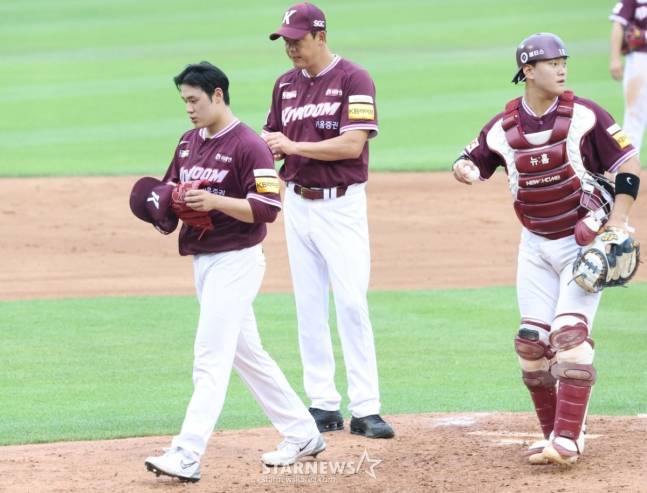 키움 정현우(왼쪽)가 15일 두산전 5회말 강판되고 있다. /사진=김진경 대기자