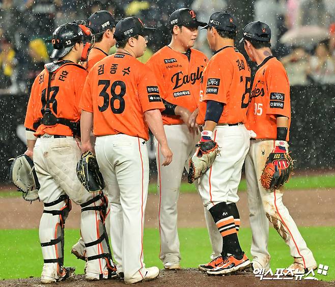 15일 오후 대전 한화생명 볼파크에서 열린 '2025 신한 SOL Bank KBO리그' LG 트윈스와 한화 이글스의 경기, 한화가 4시간 48분 대혈투끝에 LG에 10:5 승리를 거두며 33일 만에 1위 자리로 올라섰다. 이날 경기에서 승리한 한화 선수들이 기뻐하고 있다. 대전, 김한준 기자