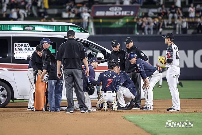 롯데 구단이 16일 외야수 장두성의 정밀 검진 결과 내용을 전했다. 폐 타박에 의한 출혈은 멈춰 안정기로 보이며, 손상이 심각하지 않아 가벼운 운동은 가능한 상태라는 게 구단의 설명이다. 장두성은 23일 재검진을 받은 뒤 복귀 일정을 조율할 예정이다. 롯데 자이언츠