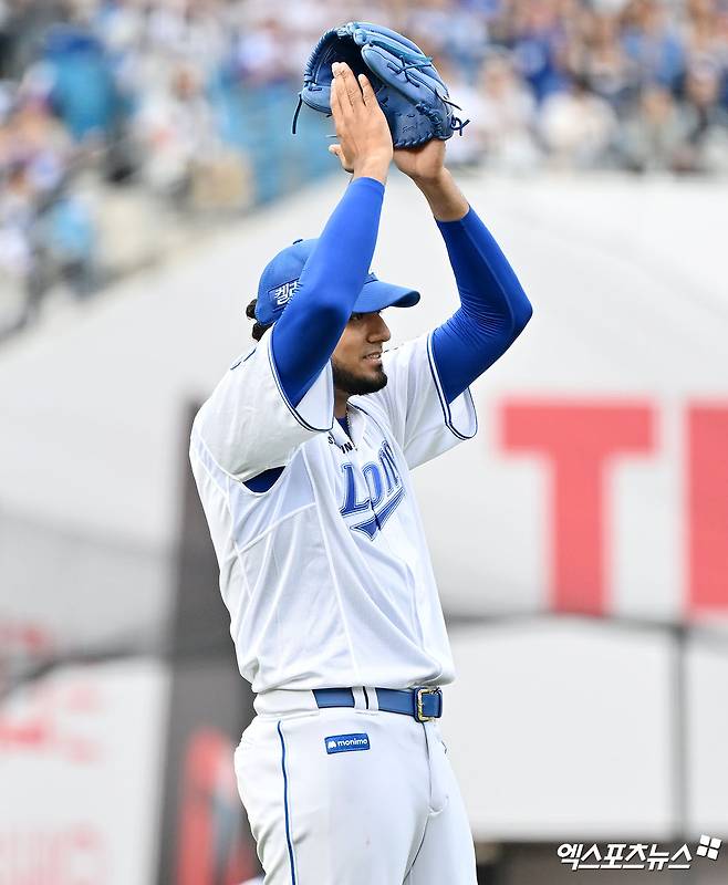 13일 오후 대구삼성라이온즈파크에서 열린 '2024 신한 SOL Bank KBO 포스트시즌' LG 트윈스와 삼성 라이온즈의 플레이오프 1차전 경기, 7회초 삼성 선발투수 레예스가 윤정빈의 수비에 박수를 보내고 있다. 엑스포츠뉴스 DB