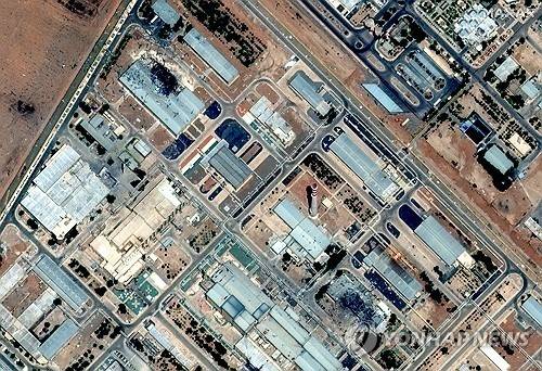 막사가 위성으로 촬영한 이스파한 핵 시설 파괴 모습. 왼쪽 상부·오른쪽 하단 폭격 [AP 연합뉴스 자료사진. 재판매 및 DB 금지]