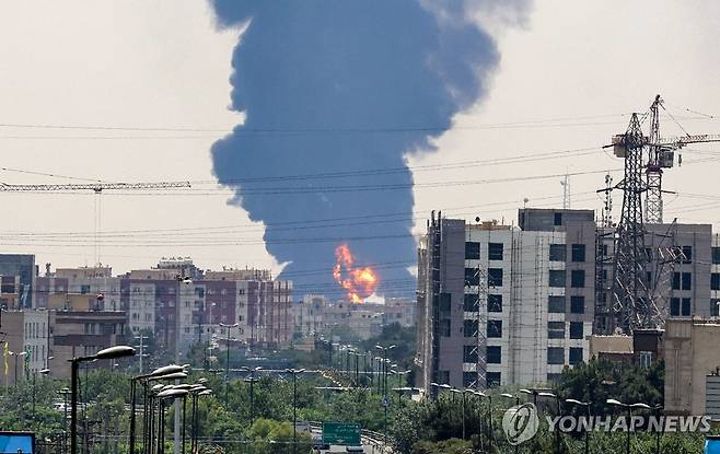 이스라엘에 공습받은 테헤란 남부 정유시설 [AFP 연합뉴스 자료사진 재판매 및 DB 금지]