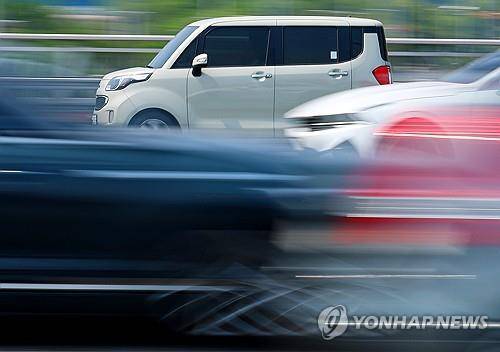 서울 시내 도심을 달리는 경차 [연합뉴스 자료사진]