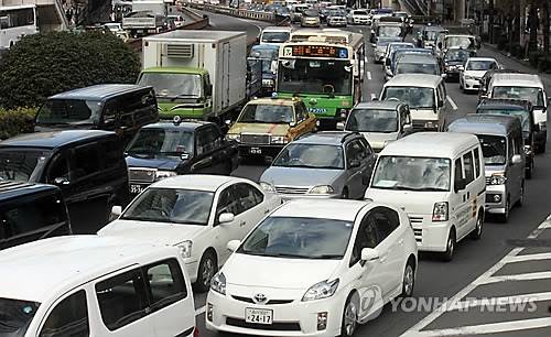 일본 도쿄도의 도로위에 가득한 차량 2015년 2월 27일 오후 일본 도쿄도의 한 도로에서 차량이 줄을 지어 신호가 바뀌기를 기다리고 있다. [촬영 이세원]