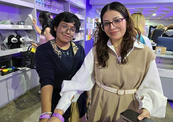 BTS 팝업 스토어 입장 팔찌 보여주는 디아나(오른쪽)와 리즈 [촬영 이재림 특파원]