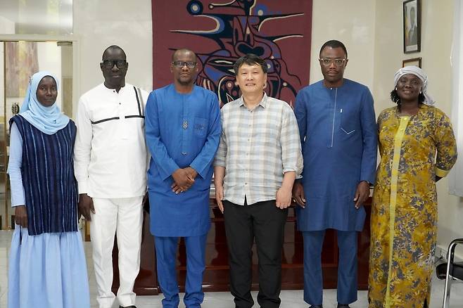 전온리 한국외대 연구교수(왼쪽에서 네 번째)와 IFAN 관계자들 [한국외대 아프리카연구소 제공. 재판매 및 DB 금지]