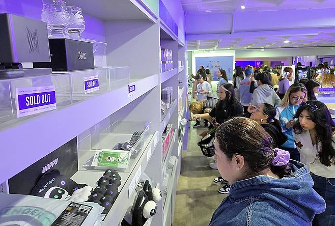 멕시코 BTS 팝업스토어 '인기몰이' (멕시코시티=연합뉴스) 이재림 특파원 = 15일(현지시간) 멕시코 수도 멕시코시티 한복판 차풀테펙 공원 인근 한 건물에 마련된 방탄소년단(BTS) 팝업 스토어 '스페이스 오브 BTS 인 멕시코시티'(BTS POP UP:SPACE OF BTS IN MEXICO CITY)에 전시된 일부 굿즈에 '매진' 안내문이 걸려있다. 2025.6.16 walden@yna.co.kr