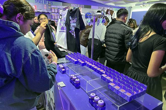 멕시코시티 BTS 팝업 스토어 굿즈 보는 팬들 (멕시코시티=연합뉴스) 이재림 특파원 = 15일(현지시간) 멕시코 수도 멕시코시티 한복판 차풀테펙 공원 인근 한 건물에 마련된 방탄소년단(BTS) 팝업 스토어 '스페이스 오브 BTS 인 멕시코시티'(BTS POP UP:SPACE OF BTS IN MEXICO CITY)에서 팬들이 한정판 물품 등 굿즈를 살펴보고 있다. 2025.6.16 walden@yna.co.kr