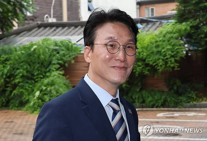 출근하는 김민석 국무총리 후보자 (서울=연합뉴스) 이정훈 기자 = 김민석 국무총리 후보자가 16일 서울 종로구 통의동 금융감독연수원에 마련된 청문회 준비단 사무실로 출근하고 있다. 2025.6.16 uwg806@yna.co.kr