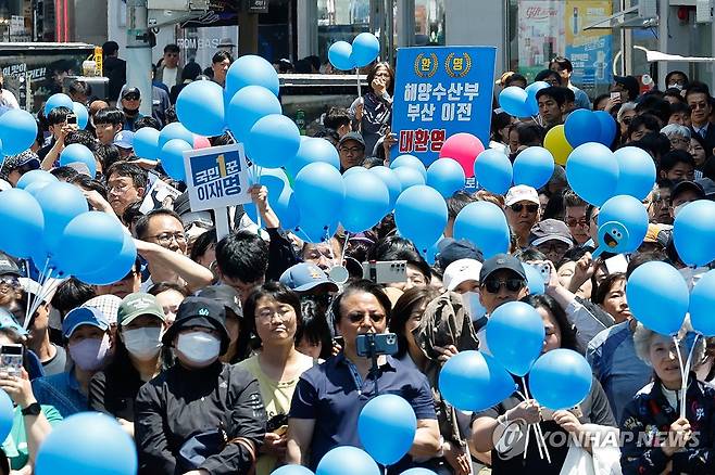 "해양수산부 부산 이전 대환영" (부산=연합뉴스) 황광모 기자 = 14일 부산 부산진구 서면 젊음의 거리에서 한 지지자가 더불어민주당 이재명 대선 후보의 유세를 지켜보며 "해양수산부 부산 이전 대환영"이라고 적힌 피켓을 들고 있다. 2025.5.14 [공동취재] hkmpooh@yna.co.kr