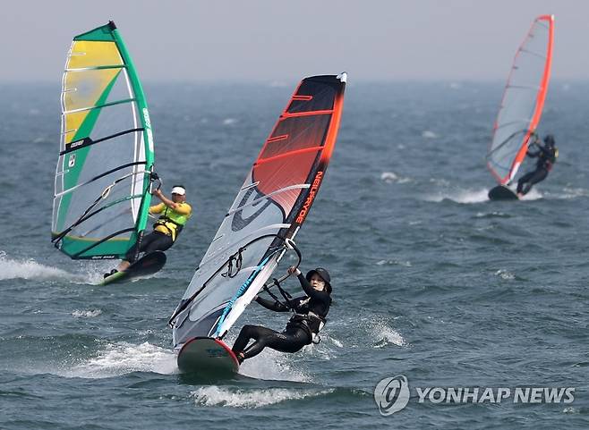 윈드서핑 [연합뉴스 자료사진]