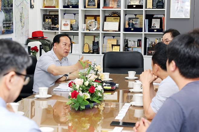 이권재(왼쪽에서 두번째) 오산시장과 물류센터 반대 오산·동탄비상대책위 간담회 [오산시 제공. 재판매 및 DB 금지]