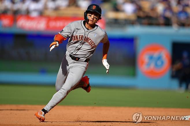3루까지 바람처럼 달리는 이정후 [Imagn Images=연합뉴스]