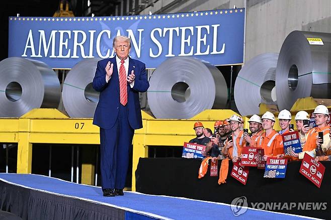 US스틸 공장 방문한 도널드 트럼프 미국 대통령 [AFP 연합뉴스 자료사진. 재판매 및 DB 금지]