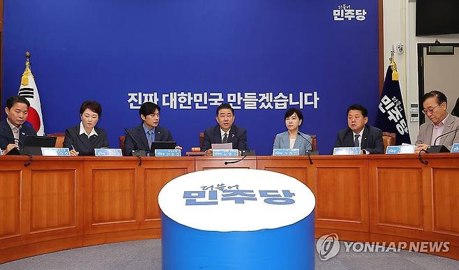 더불어민주당 최고위원회의 (서울=연합뉴스) 류영석 기자 = 더불어민주당 김병기 당대표 직무대행 겸 원내대표가 16일 국회에서 열린 최고위원회의에 참석해 발언하고 있다. 2025.6.16 ondol@yna.co.kr