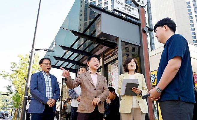 의정부시 시내버스 이용 현장 점검 (의정부=연합뉴스) 김동근 경기 의정부시장이 시내버스 이용과 관련해 현장을 살피고 있다. 2025.6.16 [의정부시 제공. 재판매 및 DB 금지]