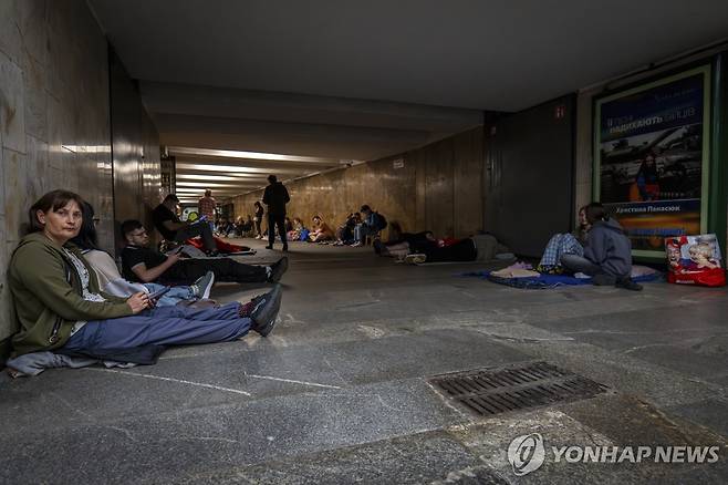 러시아의 드론 공습을 피해 키이우 지하철에 피란한 주민들 [AP 연합뉴스 자료사진. 재판매 및 DB 금지]
