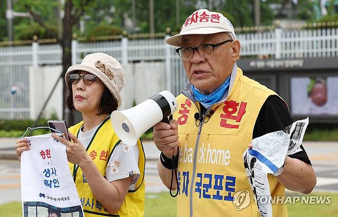 납북자가족모임의 호소 (서울=연합뉴스) 김인철 기자 = 최성룡 납북자가족모임 대표가 16일 서울 종로구 정부서울청사 앞에서 기자회견을 열고 대북전단 살포 이유와 내용 등에 대해 설명하며 납북된 가족들의 생사 확인요청을 호소하고 있다. 2025.6.16 yatoya@yna.co.kr
