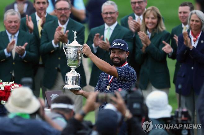 US오픈 우승 트로피 든 J.J. 스펀 [Charles LeClaire-Imagn Images/로이터=연합뉴스]