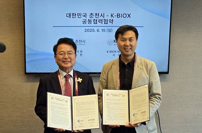 육동한 춘천시장(왼쪽)과 리시연 K-BioX 대표 운영위원의 업무협약 [촬영 이상학]