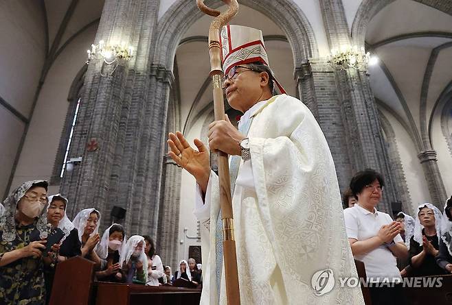 이용훈 주교, 교황 선출 감사 미사 집전 (서울=연합뉴스) 이재희 기자 = 이용훈 주교가 16일 서울 중구 명동성당에서 열린 레오 14세 교황 선출 감사 미사를 집전하기 위해 입장하고 있다. 2025.6.16 scape@yna.co.kr