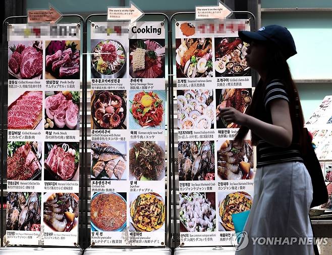 오르는 먹거리 물가 (서울=연합뉴스) 김성민 기자 = 지난 5년간 전체 소비자 물가가 10%대 상승하는 동안 먹거리 물가는 20% 넘게 오른 것으로 나타났다. 특히 외식 품목 대부분이 급등하며 '런치플레이션'(런치+인플레이션·점심값 상승)이 심화됐다.
    15일 서울 중구 명동 한 음식점에 안내판이 놓여 있다. 2025.6.15 ksm7976@yna.co.kr