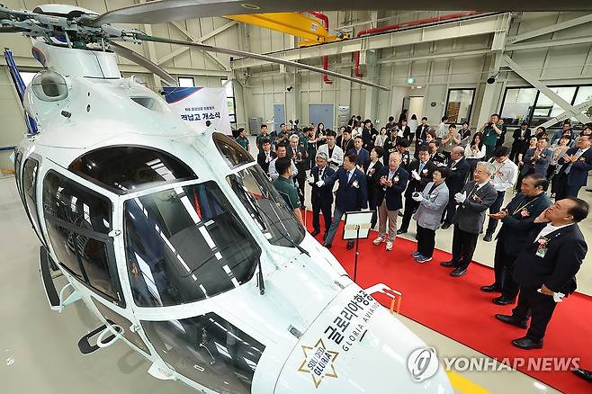 제주 응급의료 전용헬기 격납고 개소식 (제주=연합뉴스) 박지호 기자 = 16일 오전 제주국제공항에서 제주 응급의료 전용헬기 격납고 개소식이 열리고 있다. 2025.6.16 jihopark@yna.co.kr