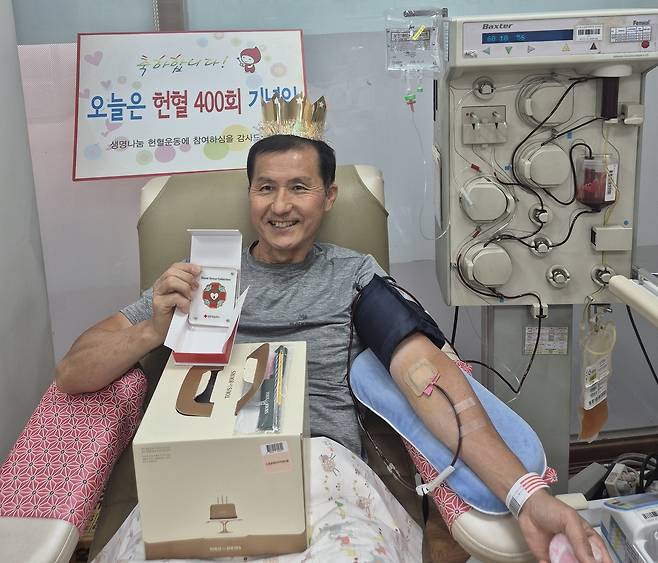 '헌혈 400회' 기록 달성한 유병선씨 [대한적십자사 강원특별자치도혈액원 제공. 재판매 및 DB 금지]