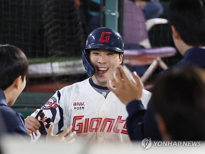 쐐기 득점 올리는 롯데 (부산=연합뉴스) 강선배 기자 = 22일 부산 사직야구장에서 열린 프로야구 LG 트윈스와 롯데 자이언츠의 경기. 7회 말 1사 후 3루 주자 김동혁이 장두성의 우익수 희생플라이로 득점하고 동료들의 환영을 받고 있다. 2025.5.22 sbkang@yna.co.kr