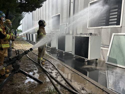 진화 중인 소방관 [경북소방본부 제공. 재판매 및 DB 금지]