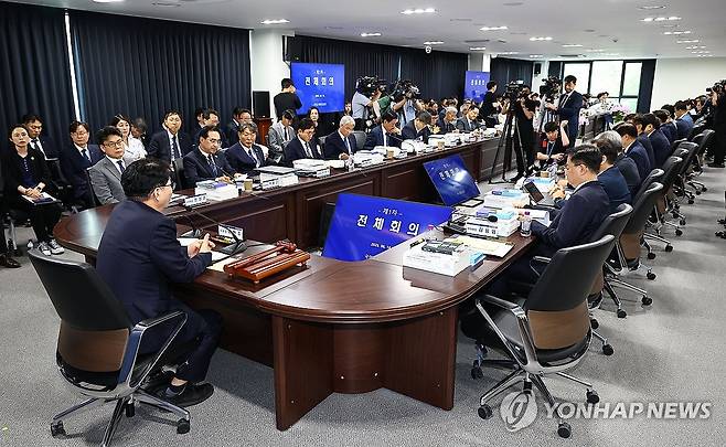 국정기획위원회 1차 전체회의 (서울=연합뉴스) 김도훈 기자 =  16일 서울 종로구 정부서울청사 창성동 별관에서 국정기획위원회 이한주 위원장 주재로 1차 전체 회의가 진행되고 있다.
    이재명 정부의 대통령직인수위원회 역할을 하는 국정기획위에서는 100대 국정과제를 정리하고 과제별로 추진 시점과 목표 등을 정해 '국정운영 5개년 계획'을 마련할 방침이다. 2025.6.16 [공동취재] superdoo82@yna.co.kr