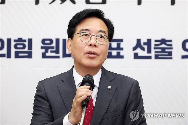 발언하는 송언석 신임 원내대표 (서울=연합뉴스) 류영석 기자 = 국민의힘 신임 원내대표로 당선된 송언석 의원이 16일 원내대표 선출 의원총회가 열린 국회 회의장에서 당선 소감을 밝히고 있다. 2025.6.16 [공동취재] ondol@yna.co.kr