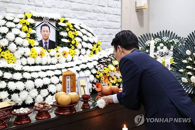 김민석 국무총리 후보자, 고 김충현 씨 빈소 조문 (서울=연합뉴스) 김민석 국무총리 후보자가 16일 충남 태안군 태안의료원에 마련된 고 김충현 씨의 빈소를 찾아 조문하고 있다. 김씨는 지난 2일 태안화력발전소 내 한전KPS 태안화력사업소 기계공작실에서 발전설비 부품을 절삭가공 하다 기계에 끼이는 사고로 숨졌다. 2025.6.16 [국무총리 후보자 인사청문준비단 제공. 재판매 및 DB금지] photo@yna.co.kr