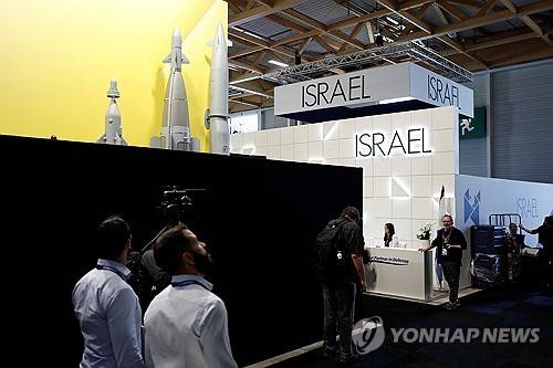 파리 에어쇼에 참가한 이스라엘 방산업체 부스가 가림막으로 가려져 있다.  [로이터 연합뉴스 자료사진. 재판매 및 DB 금지]