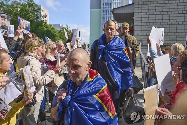 12일 포로 교환으로 돌아온 우크라이나 군인들 [AP 연합뉴스 자료사진]