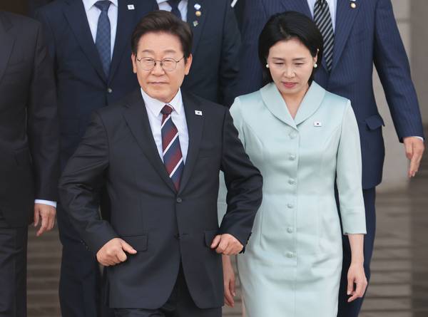 주요 7개국(G7) 정상회의에 참석하는 이재명 대통령이 16일 성남 서울공항에서 김혜경 여사와 함께 공군 1호기로 향하고 있다. 2025.6.16 /연합뉴스