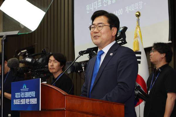 더불어민주당 박찬대 당 대표 직무대행 겸 원내대표가 13일 국회에서 열린 원내대표 선출 의원총회에서 인사말 하고 있다. 2025.6.13 /연합뉴스