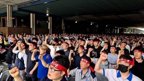 17일 한국GM 부평공장서 열린 노조 조합원 전진대회. [사진 = 전국금속노동조합 한국GM지부]