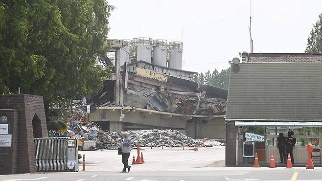 금호타이어 광주공장 화재가 발생한 지 한 달째인 17일 오후 불에 탄 2공장이 뼈대만 드러난 채 남아있다./김애리 기자·조영권 인턴 기자