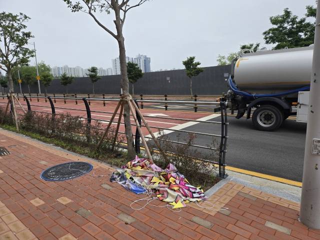 부산 강서구에 있는 불법현수막. 독자 제공