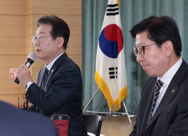 이재명(왼쪽) 대통령이 지난 3월 부산 강서구 부산항만공사 부산신항지사 부산항 홍보관을 방문, 박형준 부산시장을 만나 발언하고 있다. 정대현 기자 jhyun@